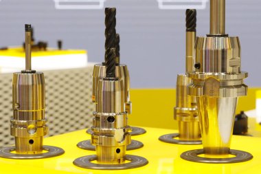 Karbür kesici uçlu endüstriyel frezeleme kesme aleti.