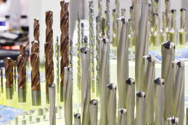 Karbür kesici uçlu endüstriyel frezeleme kesme aleti.