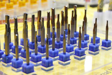 Karbür kesici uçlu endüstriyel frezeleme kesme aleti.