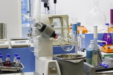 Deneylerin yapıldığı kimyasal laboratuvar.