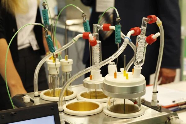 Laboratorio chimico in cui vengono effettuati esperimenti . — Foto Stock