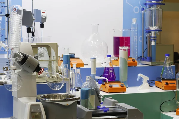 Laboratorio químico en el que se realizan experimentos . — Foto de Stock