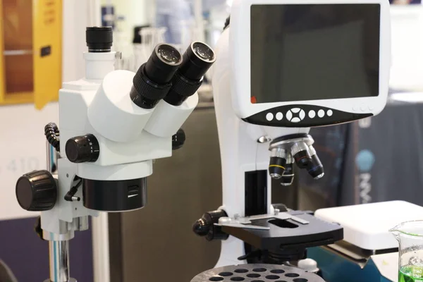 Microscopio de un laboratorio químico. Equipos en el laboratorio . —  Fotos de Stock