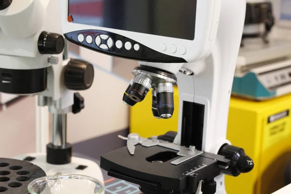 Microscópio de um laboratório químico. Equipamento em laboratório . — Fotografia de Stock