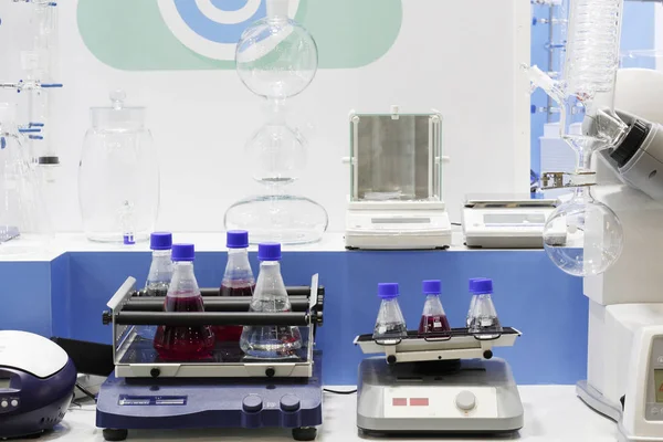 Geräte zur chemischen Synthese in einem chemischen Labor. Experimente durchführen. — Stockfoto
