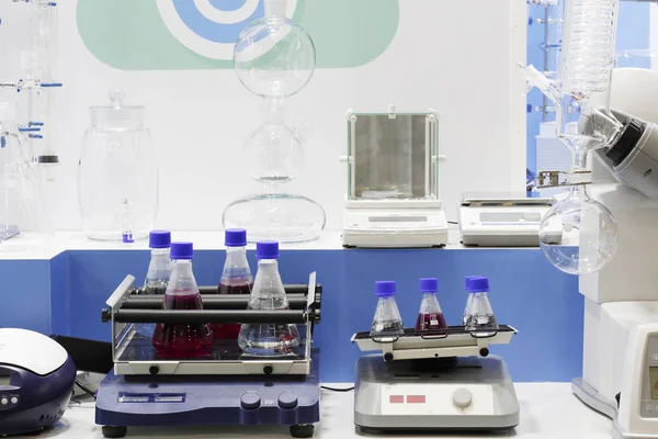 Devices for chemical synthesis in a chemical laboratory. Conducting experiments.