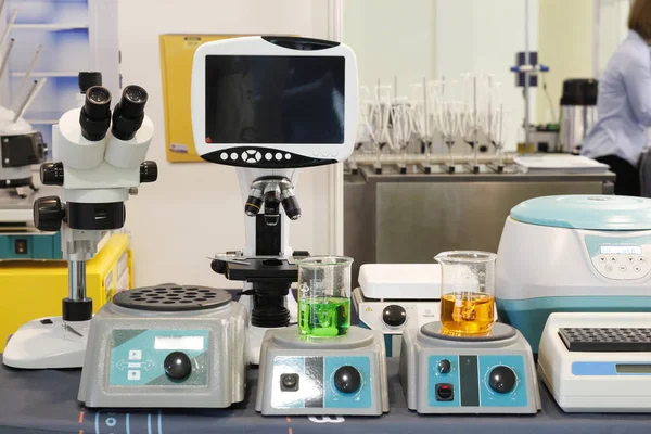 Dispositivos para síntese química em laboratório químico. Realização de experiências . — Fotografia de Stock