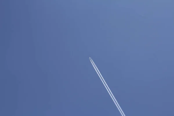 Вертикальное фото большого белого самолета. Самолет летит по небу . — стоковое фото