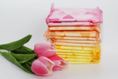 Pakette kadınsı hijyenik pedler var. Bireysel ambalajlarda birçok hijyenik ped.