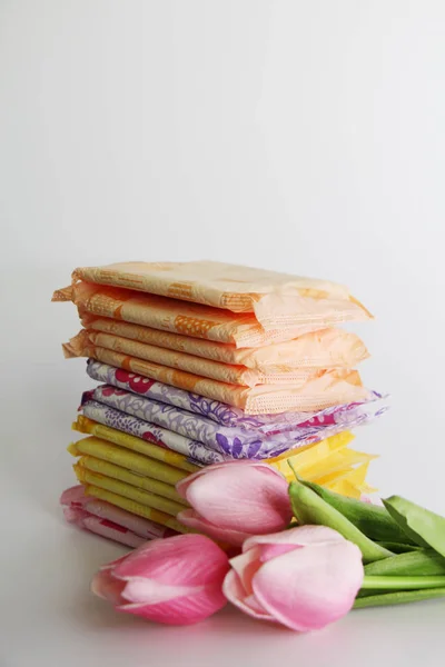 Almohadillas sanitarias femeninas en el paquete. Muchas toallas sanitarias en envases individuales . — Foto de Stock