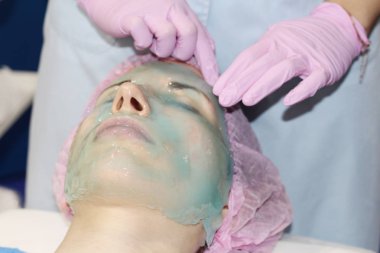 Aljinat soyma tozu yüz maskesi. Kız yüz germe gençleştirme yok.