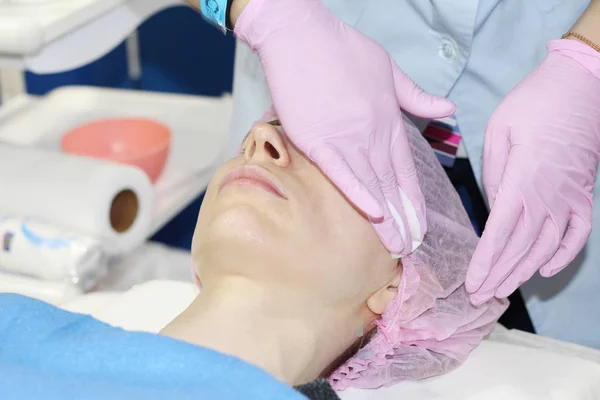 Wajah cantik dari seorang wanita muda setelah menerapkan masker alginat pelembab . — Stok Foto