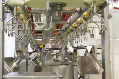 Kümes hayvanlarını kesme ve bölme işlemi için otomatik hat.