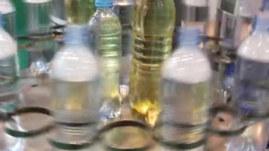 Sıvı nitrojen enjeksiyonu için otomatik makine. Yumuşak kaplarda aşırı basınç ve durağan atmosfer yaratmak için azot dağıtıcısı. Şişe suyu için sıra, karbonatsız içecekler.. 