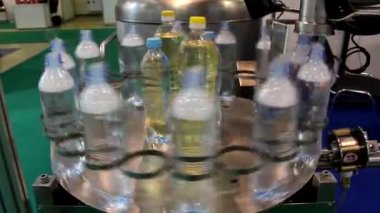 Sıvı nitrojen enjeksiyonu için otomatik makine. Yumuşak kaplarda aşırı basınç ve durağan atmosfer yaratmak için azot dağıtıcısı. Şişe suyu için sıra, karbonatsız içecekler.. 