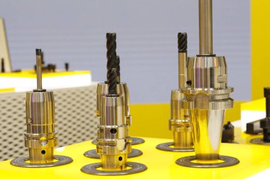 Karbür kesici uçlu endüstriyel frezeleme kesme aleti.