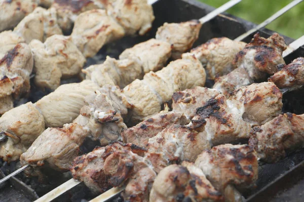 A cozinhar espetos de churrasco. Kebab marinado é grelhado em carvão vegetal . — Fotografia de Stock