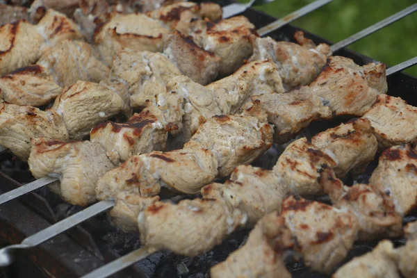 A cozinhar espetos de churrasco. Kebab marinado é grelhado em carvão vegetal . — Fotografia de Stock