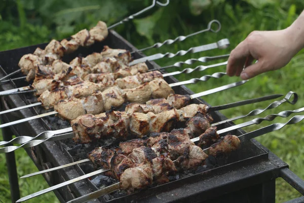 Cuisiner des brochettes de barbecue. Le kebab mariné est grillé au charbon de bois . — Photo