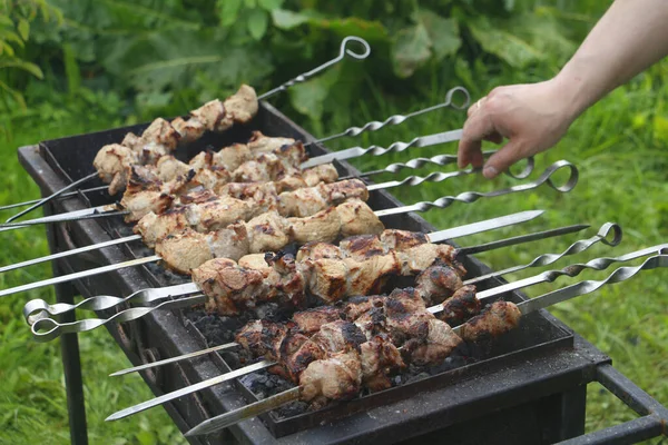 Cuisiner des brochettes de barbecue. Le kebab mariné est grillé au charbon de bois . — Photo