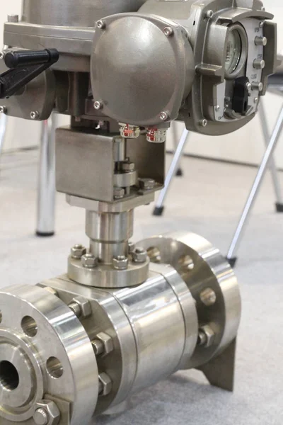 Endüstriyel uygulamalar için geniş çaplı çelik kontrol vanası.