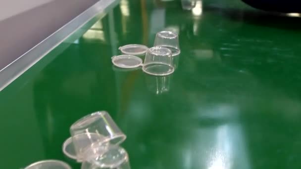 Производство Одноразовой Пластиковой Посуды Промышленное Оборудование Производства Одноразовой Пластиковой Посуды — стоковое видео