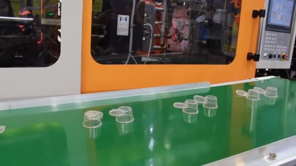 Moscow 2020 Production Disposable Plastic Table Ware 用于生产一次性塑料餐具的工业机器 输送带上新的塑料一次性容器 — 图库视频影像