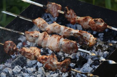 Barbekü şişi pişiriyorum. Terbiye edilmiş kebap mangal kömüründe kızartılır. Şiş kebap ızgarası kuzu eti, domuz eti, sığır eti ve tavuktan yapılmıştı. Barbekü ızgarasında biftek şişi. Şiş şiş..