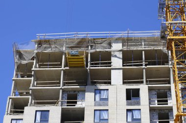 Çok katlı yeni bir binanın inşaatı. Yeni bir çerçeve enerji tasarruflu ev inşaatı. Modern bir apartman cephesi. Yeni binalar.