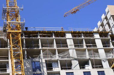 Çok katlı yeni bir binanın inşaatı. Yeni bir çerçeve enerji tasarruflu ev inşaatı. Modern bir apartman cephesi. Yeni binalar.