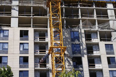 Çok katlı yeni bir binanın inşaatı. Yeni bir çerçeve enerji tasarruflu ev inşaatı. Modern bir apartman cephesi. Yeni binalar.