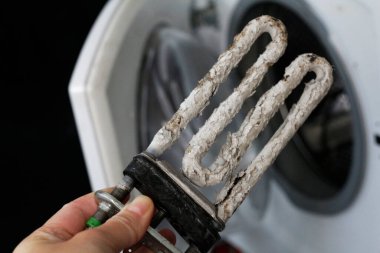 Elektrikli ısıtıcı ve aşındırıcı su ısıtıcı elementleri, ölçekli ve tortulu. Elektrikli ısıtıcı hasar görmüş. Çamaşır makinelerinin tamiri.