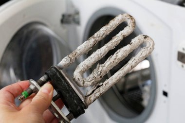 Elektrikli ısıtıcı ve aşındırıcı su ısıtıcı elementleri, ölçekli ve tortulu. Elektrikli ısıtıcı hasar görmüş. Çamaşır makinelerinin tamiri.