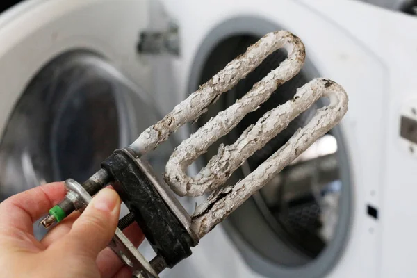Elektrikli ısıtıcı ve aşındırıcı su ısıtıcı elementleri, ölçekli ve tortulu. Elektrikli ısıtıcı hasar görmüş. Çamaşır makinelerinin tamiri.