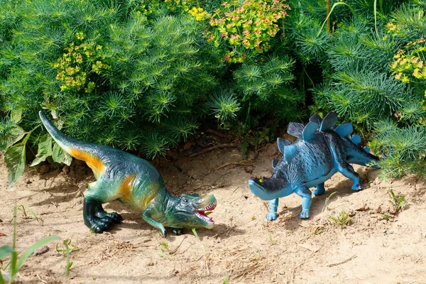 Dinosauři Pozadí Zelené Trávy Toy Stegosaurus Tyrannosaurus Rex Stojí Zemi — Stock fotografie