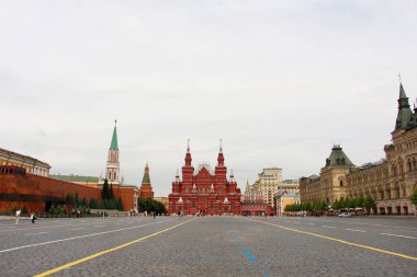 Moskova, RF, 07.04.2020: Moskova Kızıl Meydanı. Moskova 'daki Kızıl Meydan' daki Ulusal Tarih Müzesi manzarası.