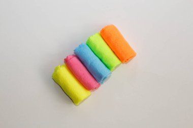 Temizlik için çok renkli mikrofiber kumaş seti. Temizlik servisi. Arazi temizliği. Hizmetçi. Ev temizliği için parlak mikrofiber peçeteler..
