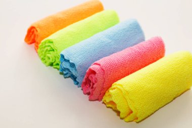 Temizlik için çok renkli mikrofiber kumaş seti. Temizlik servisi. Arazi temizliği. Hizmetçi. Ev temizliği için parlak mikrofiber peçeteler..