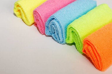 Temizlik için çok renkli mikrofiber kumaş seti. Temizlik servisi. Arazi temizliği. Hizmetçi. Ev temizliği için parlak mikrofiber peçeteler..