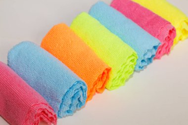 Temizlik için çok renkli mikrofiber kumaş seti. Temizlik servisi. Arazi temizliği. Hizmetçi. Ev temizliği için parlak mikrofiber peçeteler..