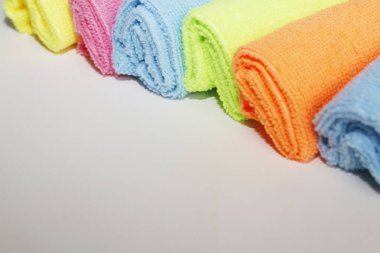 Temizlik için çok renkli mikrofiber kumaş seti. Temizlik servisi. Arazi temizliği. Hizmetçi. Ev temizliği için parlak mikrofiber peçeteler..