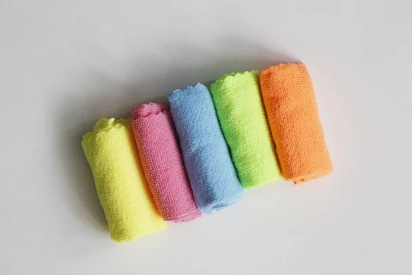 Temizlik için çok renkli mikrofiber kumaş seti. Temizlik servisi. Arazi temizliği. Hizmetçi. Ev temizliği için parlak mikrofiber peçeteler..