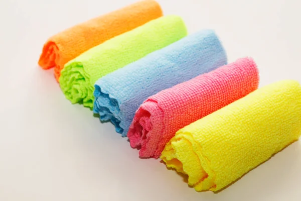 Temizlik için çok renkli mikrofiber kumaş seti. Temizlik servisi. Arazi temizliği. Hizmetçi. Ev temizliği için parlak mikrofiber peçeteler..