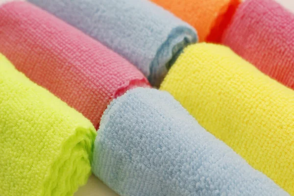 Temizlik için çok renkli mikrofiber kumaş seti. Temizlik servisi. Arazi temizliği. Hizmetçi. Ev temizliği için parlak mikrofiber peçeteler..