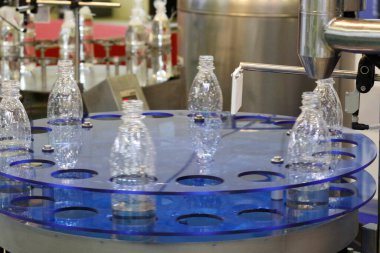 Sıvı nitrojen kesicisi. Plastik şişeler için sıvı nitrojen tedarik sistemi. Girişimdeki taşıyıcı. Fabrika, üretim.