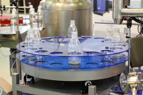 Batcher Azoto Liquido Sistema Approvvigionamento Azoto Liquido Bottiglie Plastica Trasportatore — Foto Stock