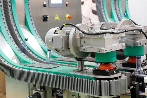 Assembly Line Engineering Development Vibratory Transport Vibrating Conveyors Production Technology — Stock Photo, Image