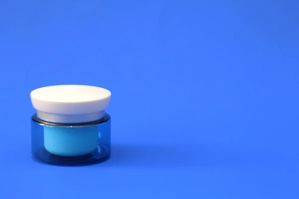 Tarro Azul Crema Cosmética Sobre Fondo Azul Loción Corporal Frasco — Foto de Stock