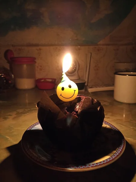 Bir Cupcake Bir Gülen Şeklinde Mum Doğum Günü — Stok fotoğraf