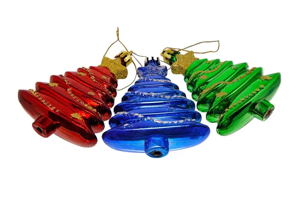 Trzy zabawki Boże Narodzenie drzewo czerwony niebieski zielony — Zdjęcie stockowe